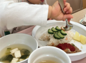 給食の様子。東近江市の能登川にある木育保育園。近江八幡市の安土・彦根市の稲枝からも便利。他に長浜市や栗東市にもあり。